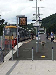 Scotrail scab gets stuck on the platform - HT @YorkshireHibee 